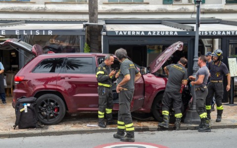 Rapallo, auto fuori controllo sul lungomare: tragedia sfiorata tra i ristoranti