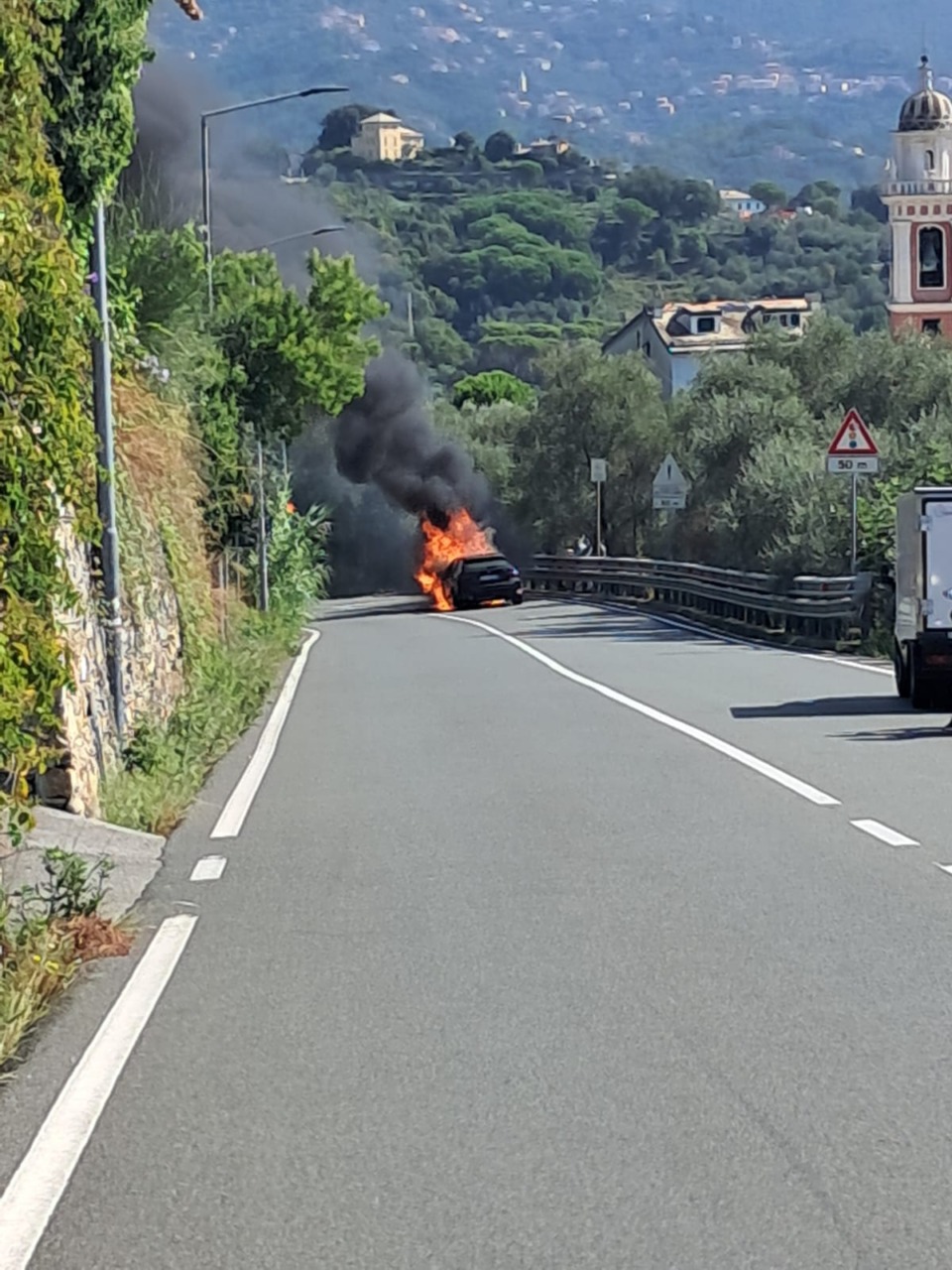 Chiavari, Bmw in fiamme sull’Aurelia