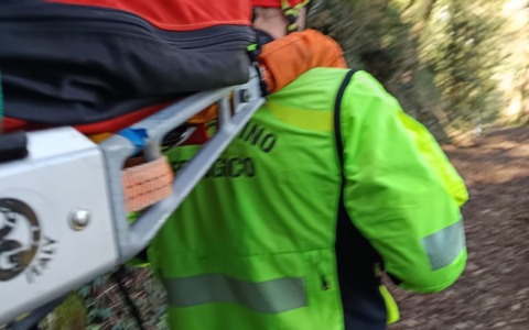 Colto da crampi, scattano i soccorsi per un partecipante a una gara podistica