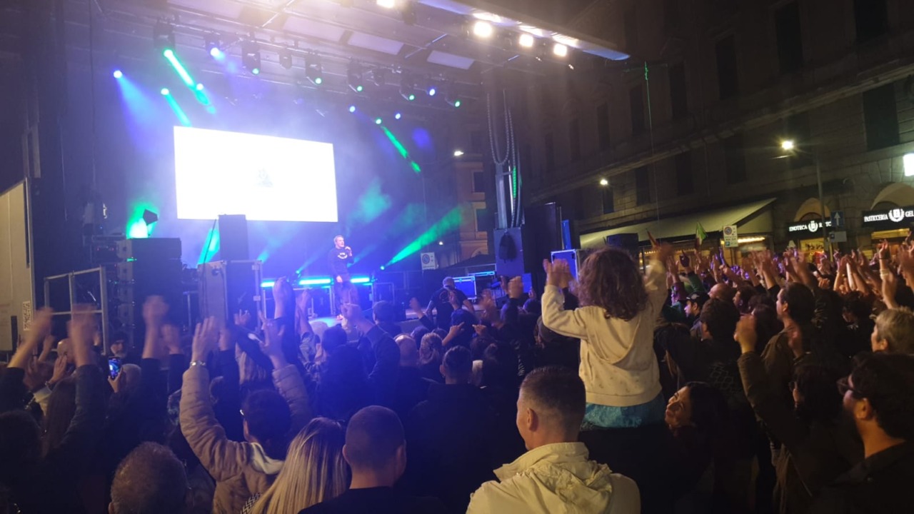 Giorgio Vanni infiamma la piazza per la chiusura di ChiavarInCosplay