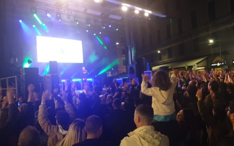 Giorgio Vanni infiamma la piazza per la chiusura di ChiavarInCosplay