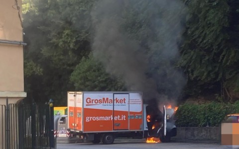 Camioncino prende fuoco all’ingresso di Zoagli