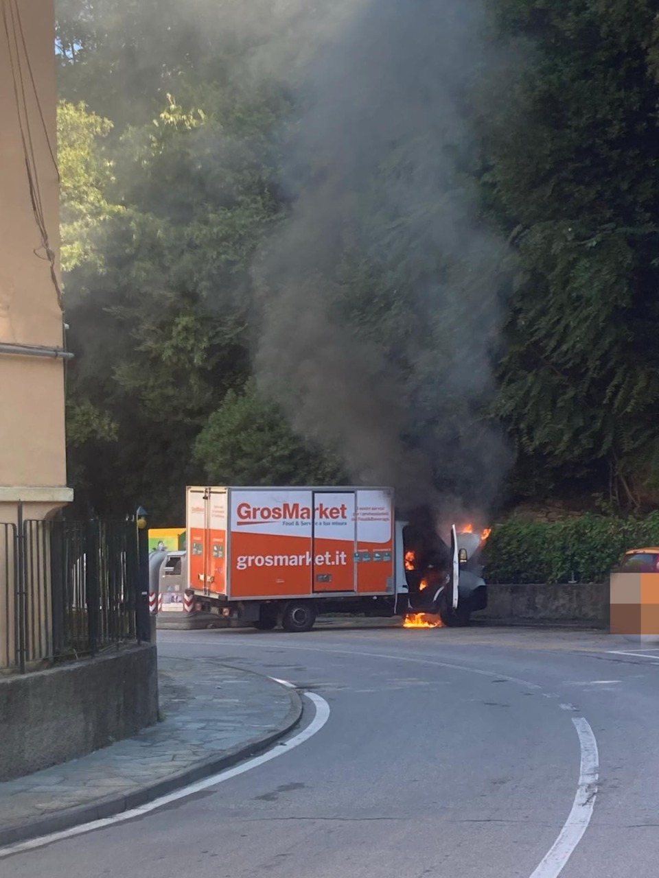Camioncino prende fuoco all’ingresso di Zoagli