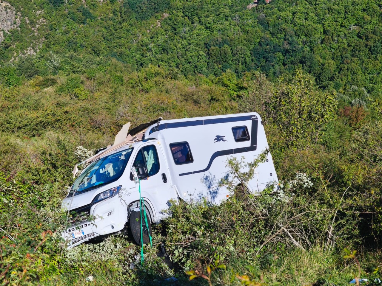Borzonasca, camper fuori strada al passo del Ghiffi: conducente illeso