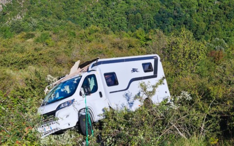 Borzonasca, camper fuori strada al passo del Ghiffi: conducente illeso