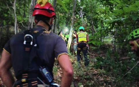 Caduta nel bosco a Lumarzo, 74enne soccorso con manovre alpinistiche