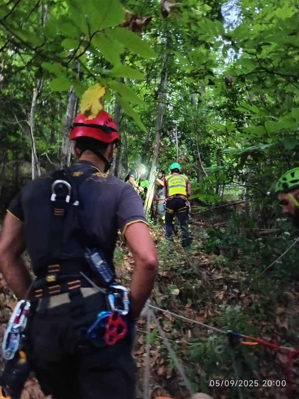Caduta nel bosco a Lumarzo, 74enne soccorso con manovre alpinistiche
