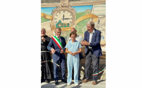 Il presidente Bucci all’inaugurazione del murales degli orologi di Uscio