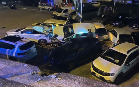 Auto sfonda ringhiera e piomba su altre vetture nella sede di un concessionario d’auto