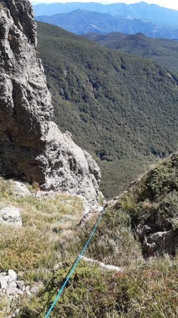 Monte Penna, escursione finisce in tragedia: ragazzo precipita in un crepaccio