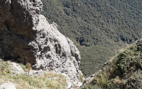Monte Penna, escursione finisce in tragedia: ragazzo precipita in un crepaccio