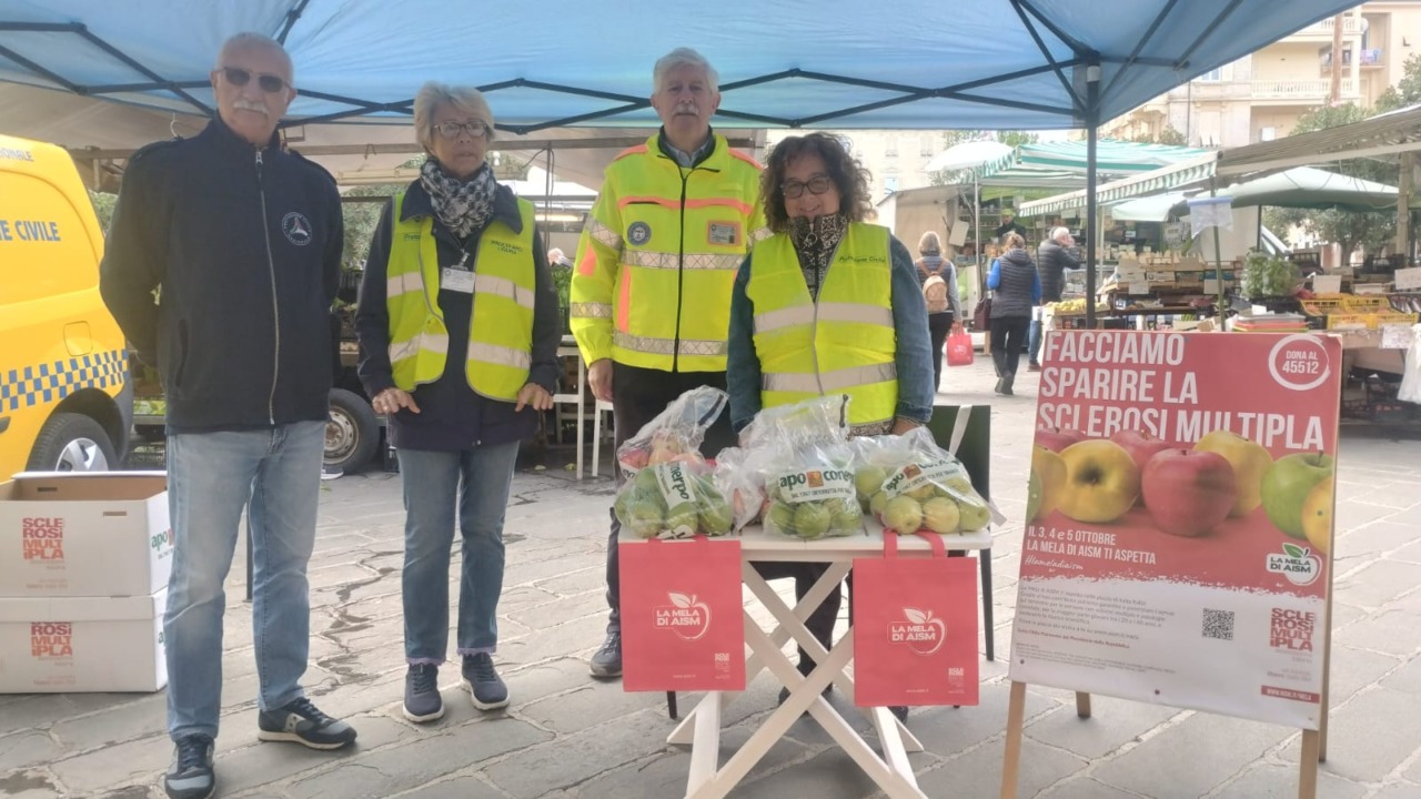 Lavagna, grande successo per la vendita delle “Mele AISM 2025”