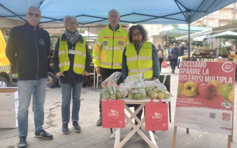 Lavagna, grande successo per la vendita delle “Mele AISM 2025”