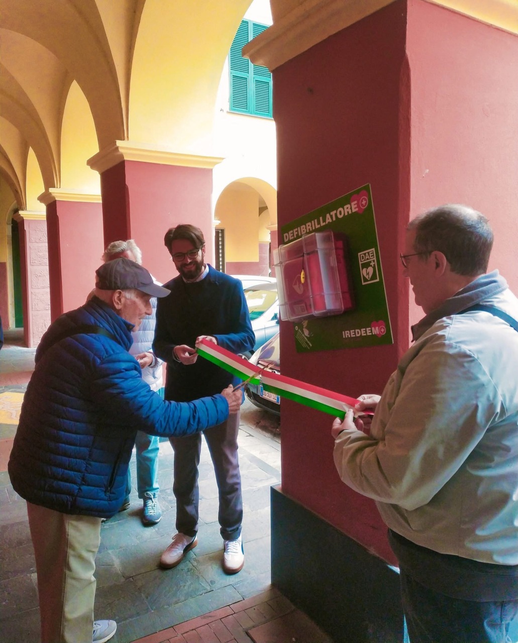 Santa, inaugurato il nuovo defibrillatore in Piazza Fratelli Bandiera