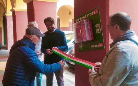 Santa, inaugurato il nuovo defibrillatore in Piazza Fratelli Bandiera