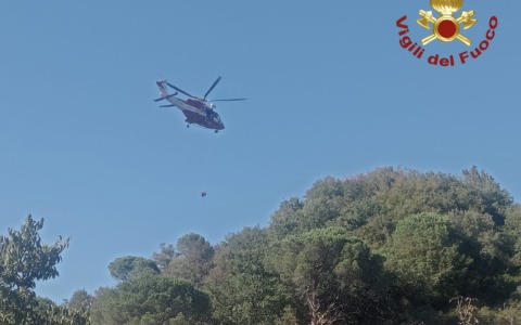 San Colombano Certenoli, donna precipita con il parapendio in un uliveto