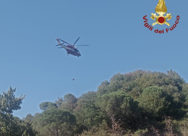 San Colombano Certenoli, donna precipita con il parapendio in un uliveto
