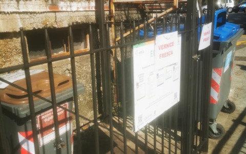 Recco, iniziata la riverniciatura delle recinzioni delle postazioni di raccolta rifiuti