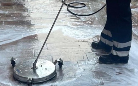 Pulizia di per marciapiedi e portici a Recco, partita la sperimentazione con una idropulitrice “a caldo”