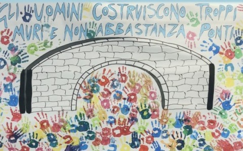 Chiavari e Lavagna unite per la pace: bambini in corteo, disegni e canti sul Ponte della Pace