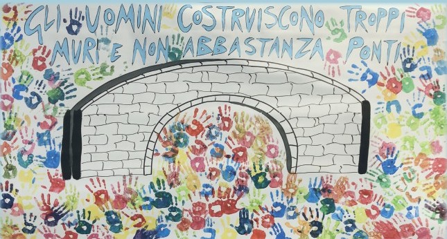 Chiavari e Lavagna unite per la pace: bambini in corteo, disegni e canti sul Ponte della Pace