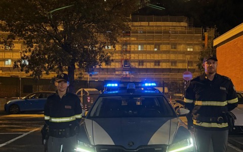 Polstrada ritrova un cane e lo riconsegna al suo padrone