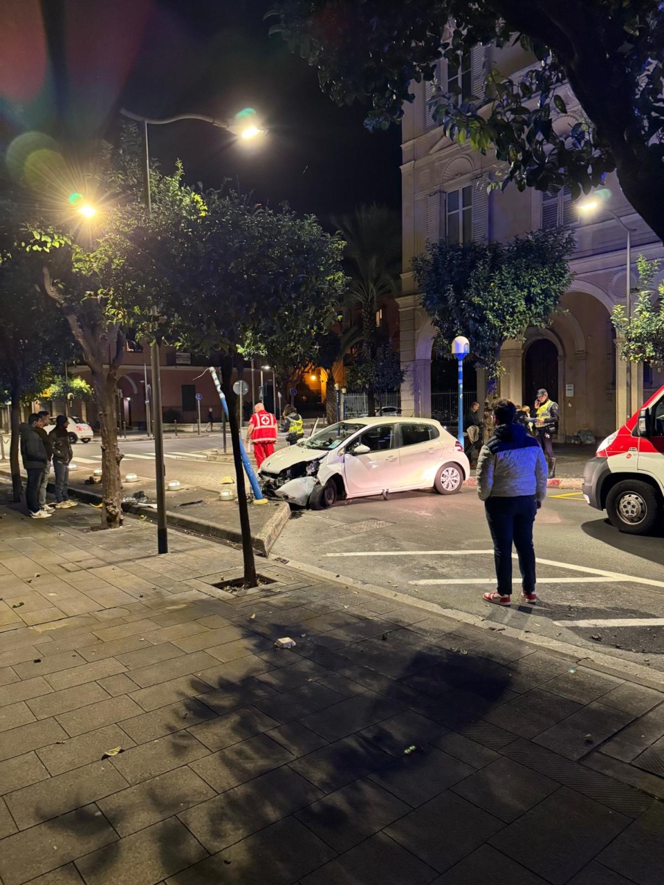 Perde il controllo dell’auto e finisce contro un palo a Chiavari: traffico in tilt per un’ora