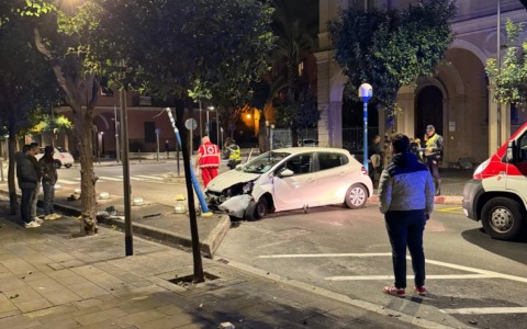 Perde il controllo dell’auto e finisce contro un palo a Chiavari: traffico in tilt per un’ora