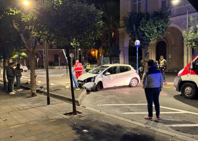 Perde il controllo dell’auto e finisce contro un palo a Chiavari: traffico in tilt per un’ora