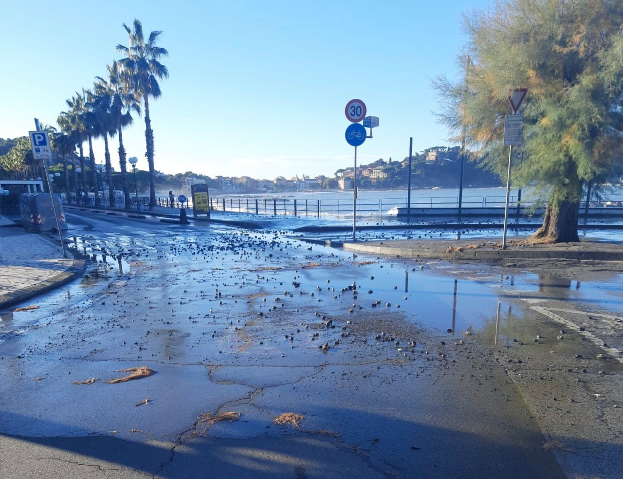 Mareggiata a Sestri, chiuso il lungomare