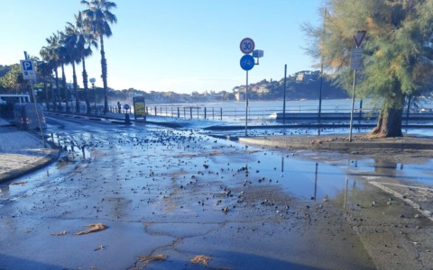 Mareggiata a Sestri, chiuso il lungomare