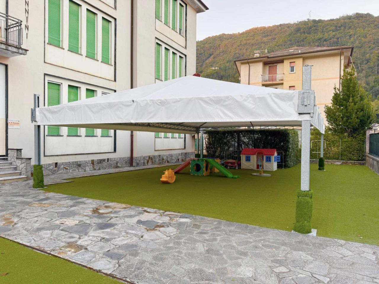 A Cicagna installata una nuova tensostruttura nel cortile comunale in uso scolastico