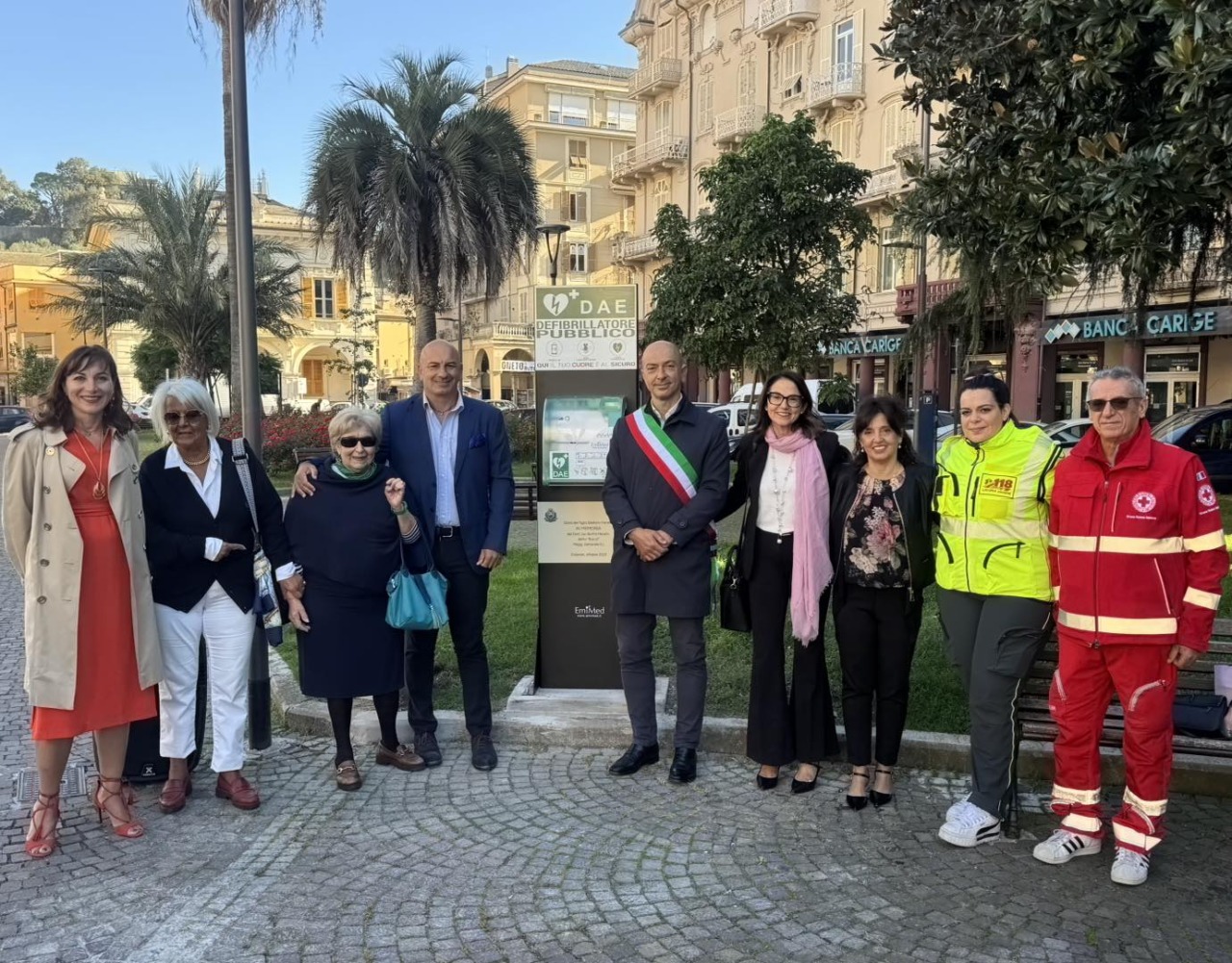 Inaugurato il nuovo defibrillatore in piazza Roma in memoria di Gio Batta “Bacci” Merello