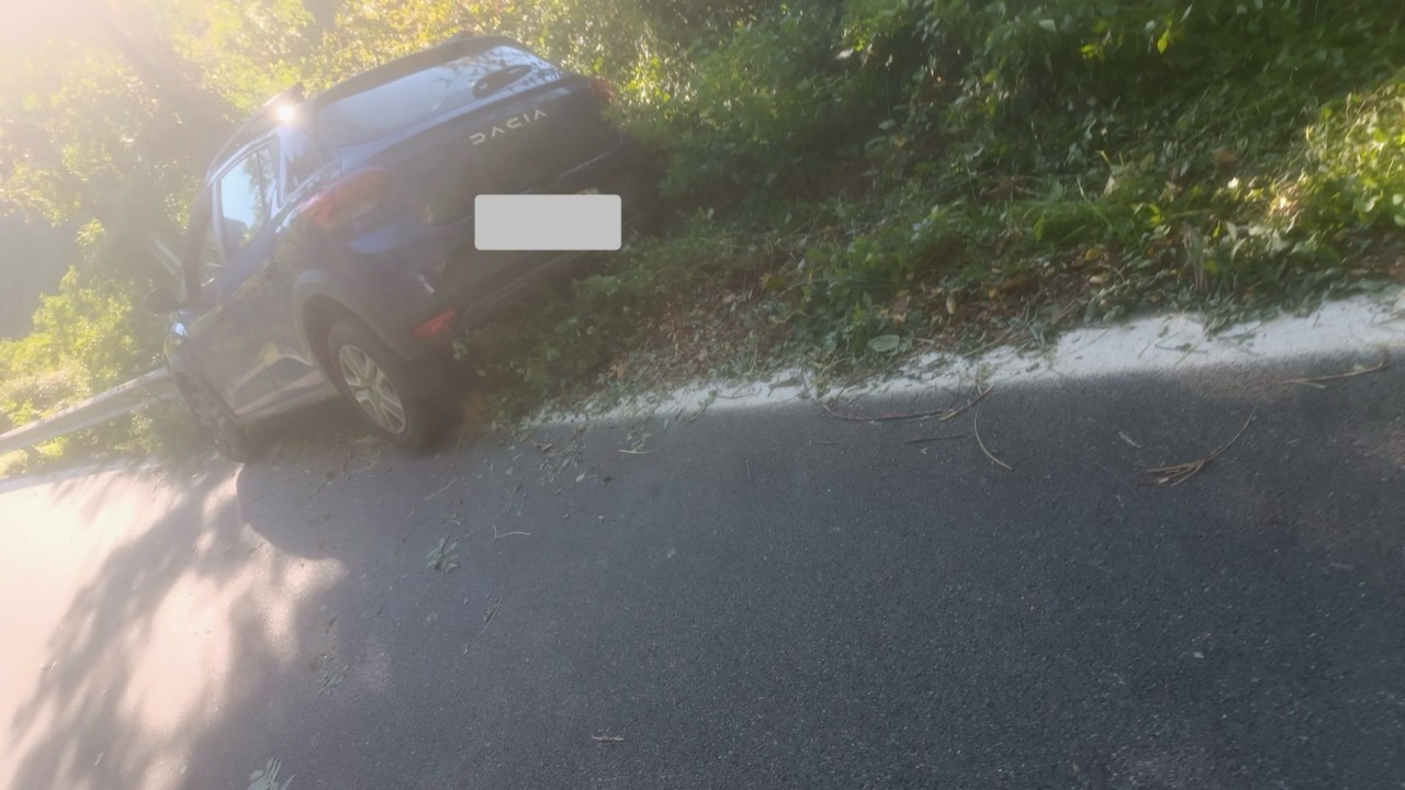 Auto contro guardarail, incidente a Brizzolara