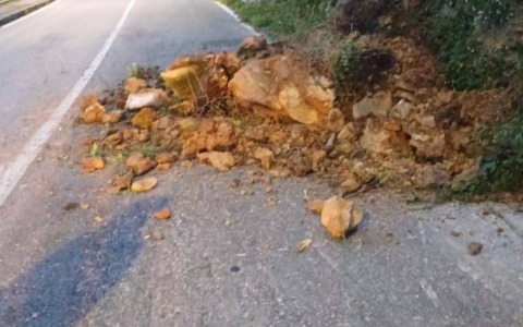 Cumulo di terreno e pietrisco invade la via Aurelia a Zoagli