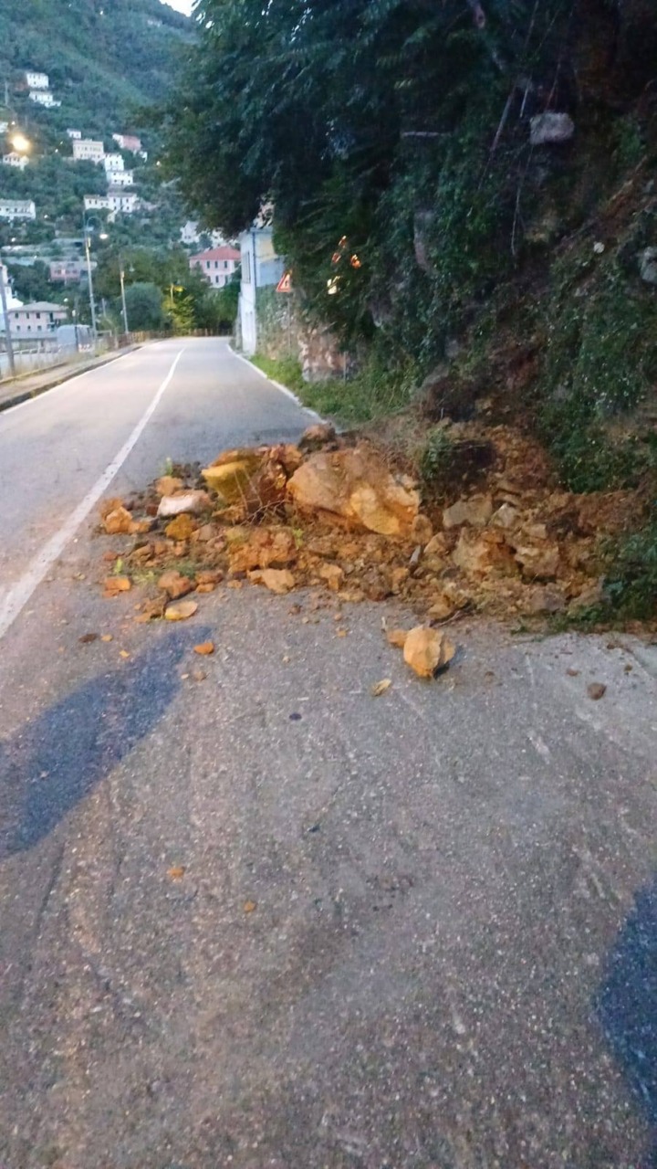 Cumulo di terreno e pietrisco invade la via Aurelia a Zoagli