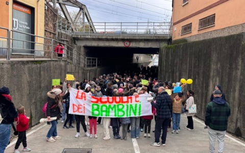 Genitori e bambini in corteo a Sestri Levante contro la riorganizzazione delle scuole
