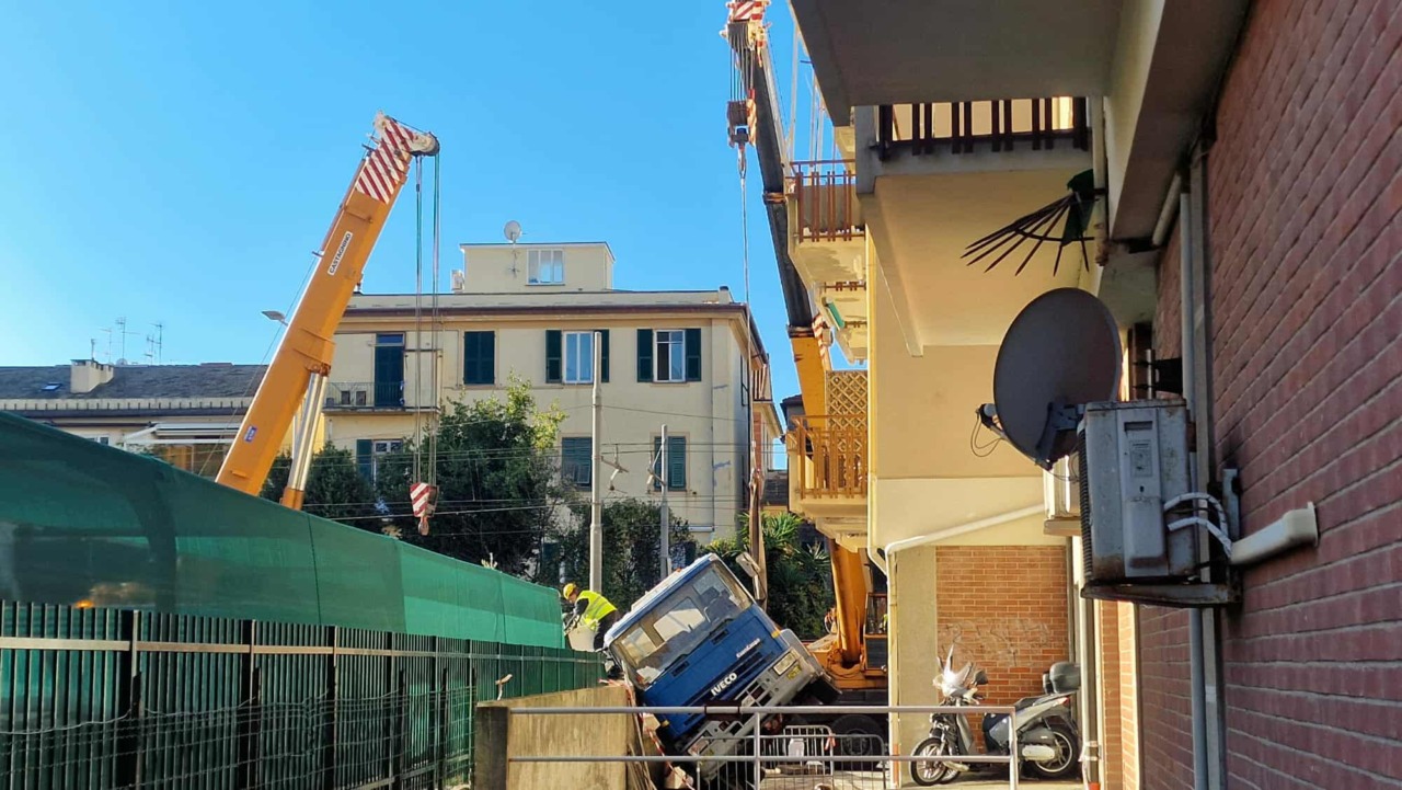 Rimosso il camion con cestello a Lavagna