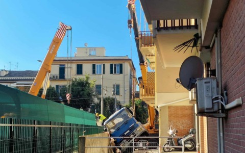 Rimosso il camion con cestello a Lavagna