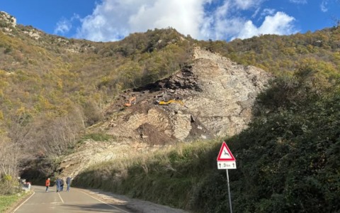 Valgraveglia, riapre la SP26: traffico regolato da semaforo mentre proseguono gli interventi