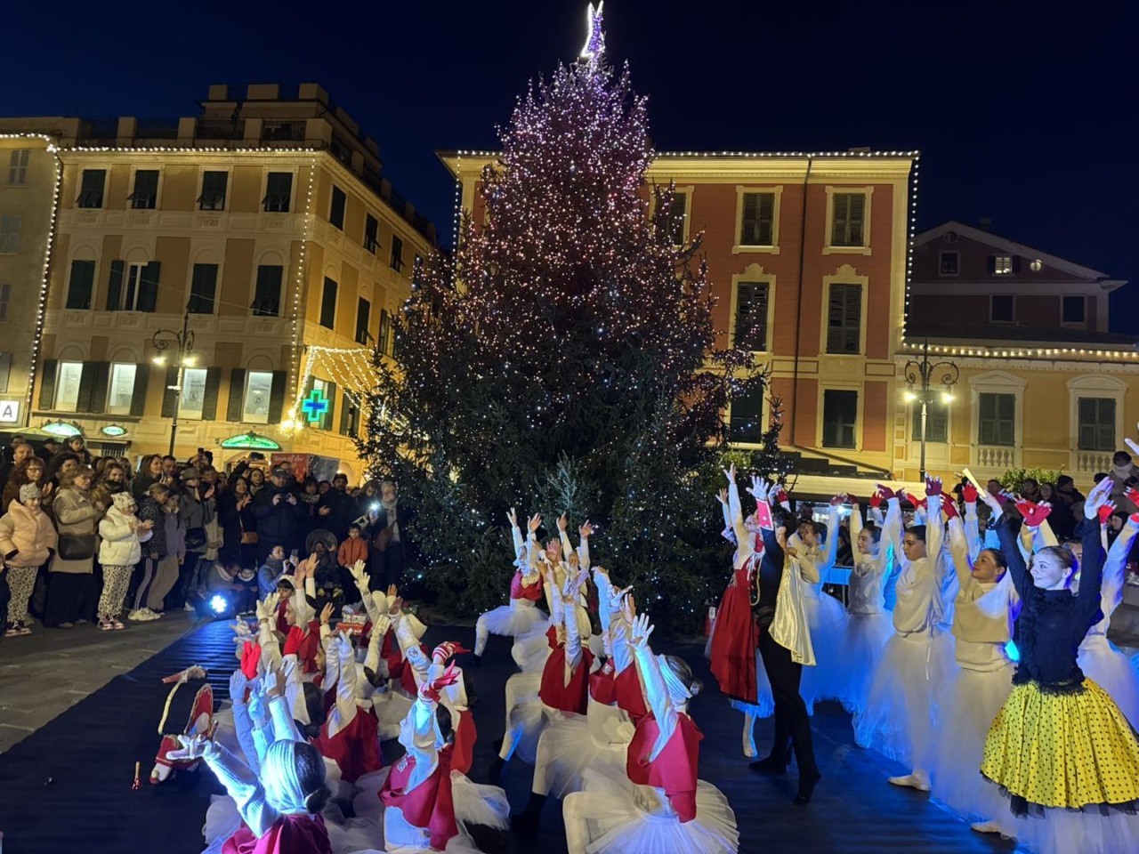 Chiavari dà il via al Natale con l’ accensione dell’albero in piazza Matteotti