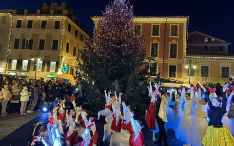 Chiavari dà il via al Natale con l’ accensione dell’albero in piazza Matteotti