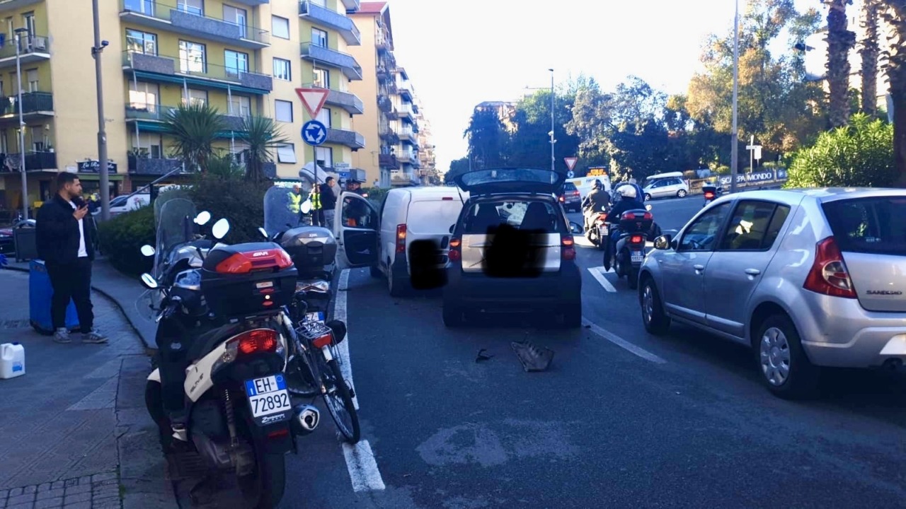 Quadruplo tamponamento  in via Franceschi a Chiavari