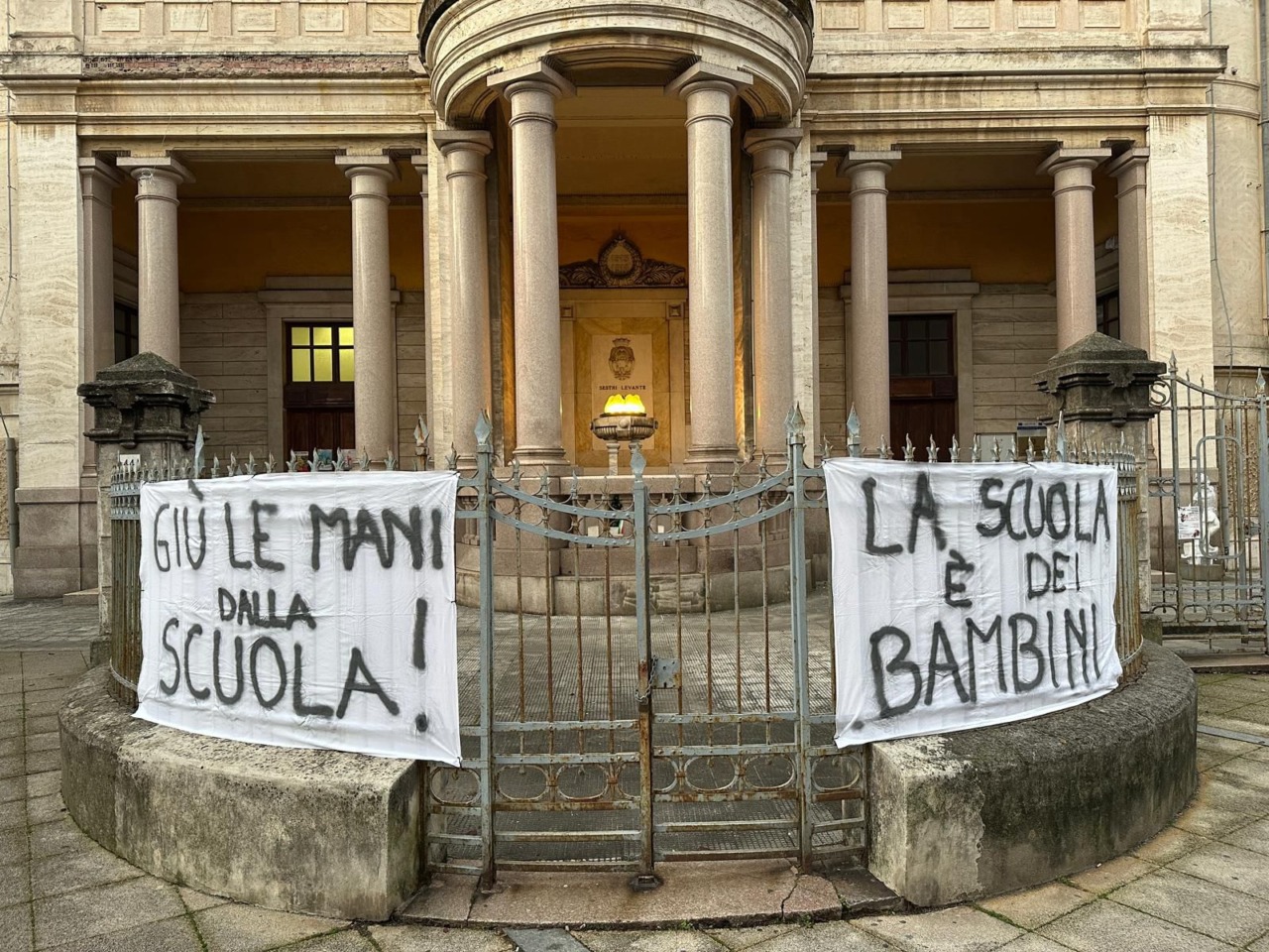 Scuole a Sestri, la protesta dei genitori contro la chiusura del “Monumento ai Caduti”