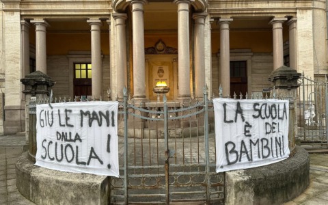 Scuole a Sestri, la protesta dei genitori contro la chiusura del “Monumento ai Caduti”