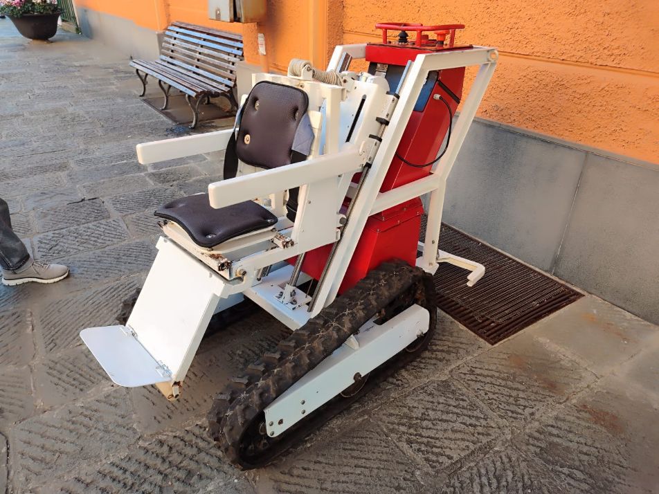Presentata a Camogli una sedia semovente capace di consentire l’accesso al mare ai disabili
