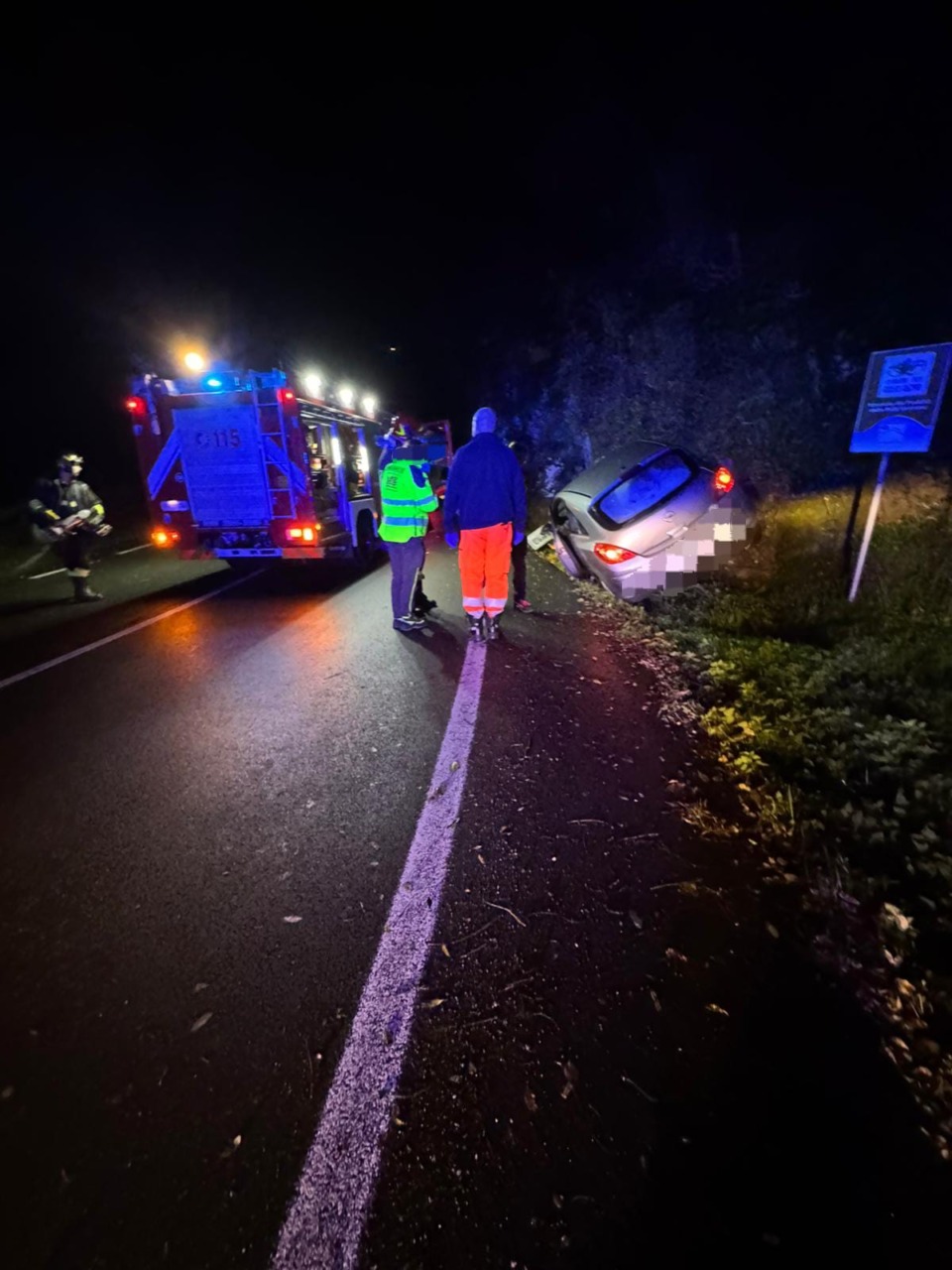 Mezzanego, donna finisce fuori strada nella notte: ferite non gravi