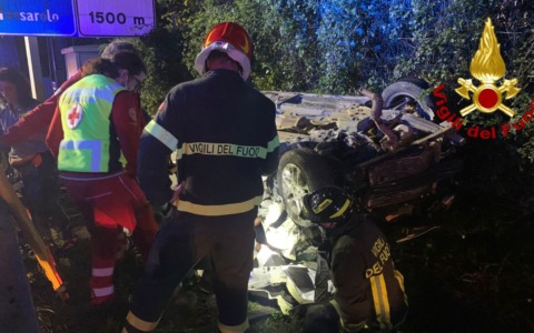 Auto si ribalta sulla A12 tra Sestri e Deiva: tre ragazzi in codice rosso