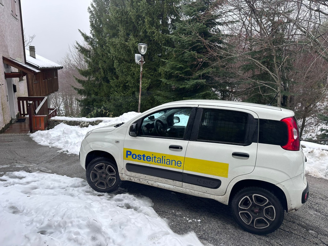 Poste, a Santo Stefano d’Aveto consegne sotto la prima neve