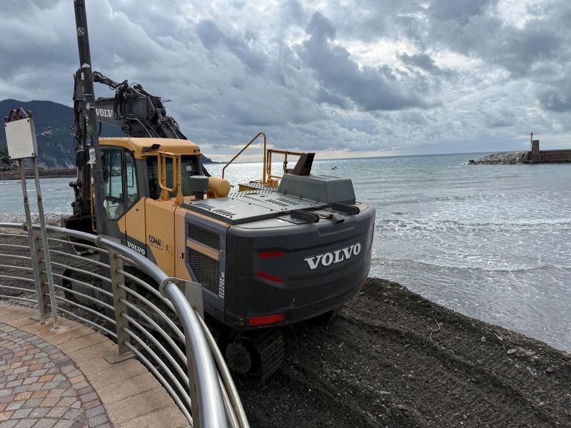 Recco, in corso i lavori di dragaggio alla foce del torrente